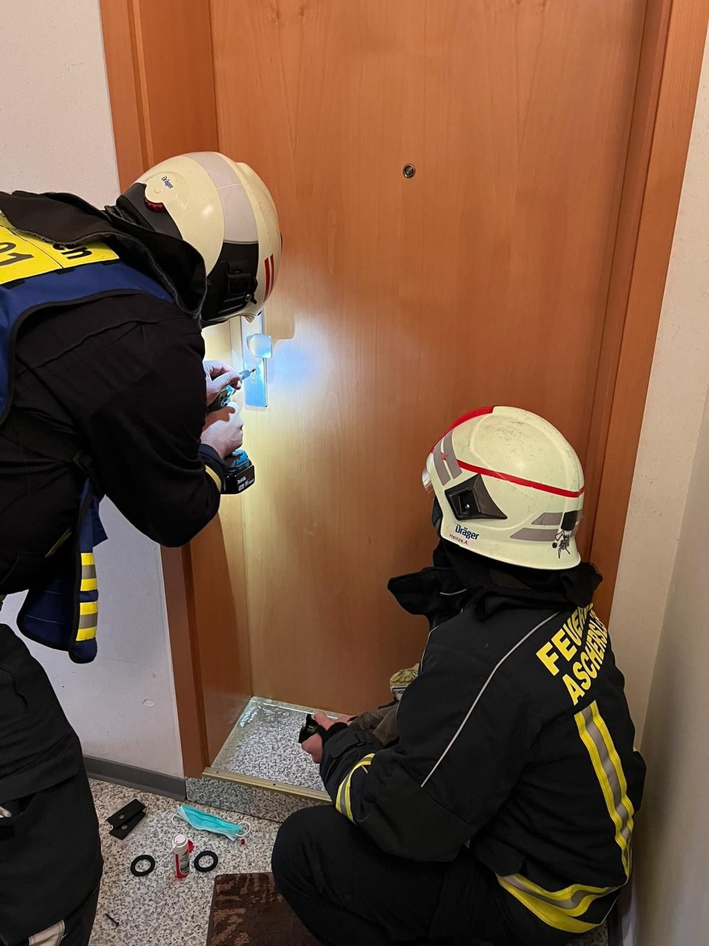 Die Feuerwehr musste die Tür öffnen, weil sich der Mann dahinter in einer Notlage befand. Solche Einsätze sind nicht ungewöhnlich für die Retter.