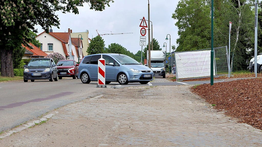 In der Kritik steht der deslolate Fußweg in Barleben, der im kommenden Jahr erneuert werden soll.
