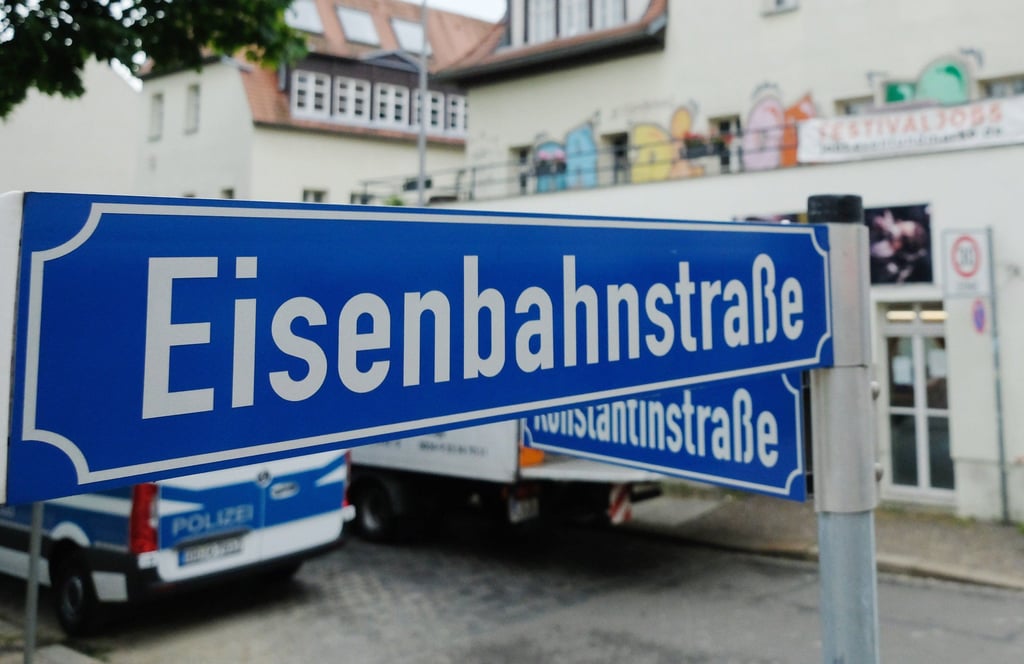 Ein Polizeifahrzeug steht an der Eisenbahnstraße.