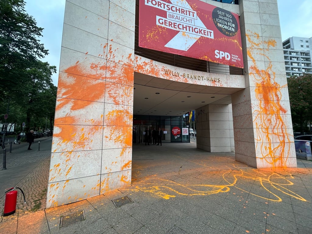 Klimaaktivisten haben die SPD-Zentrale in Berlin mit Farbe beschmiert.