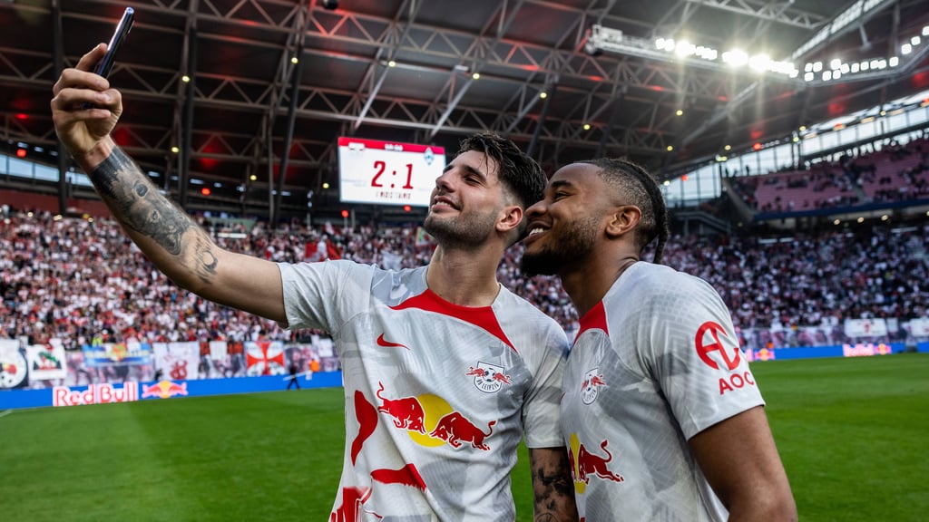 Dominik Szoboszlai und Christopher Nkunku beim Selfie.