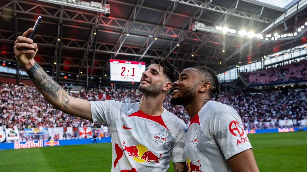 Dominik Szoboszlai und Christopher Nkunku beim Selfie.