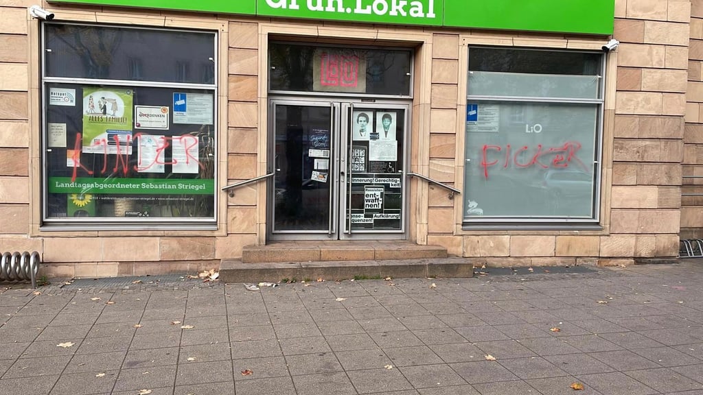 Oktober 2022: Unbekannte beschmieren das Wahlkreisbüro des Grünen-Abgeordneten Sebastian Striegel.
