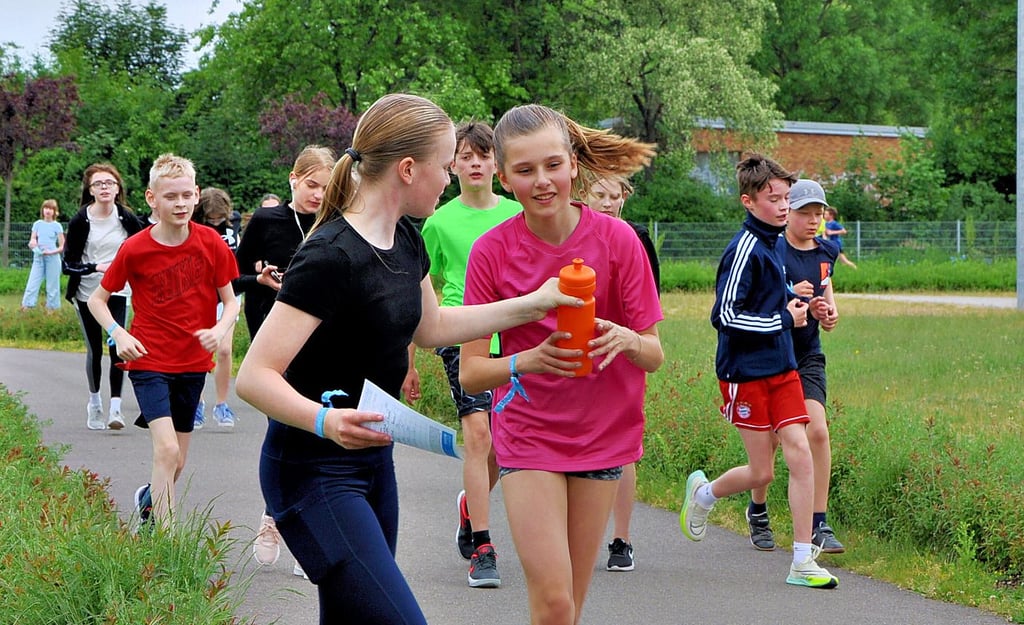 Die Schüler des Geschwister-Scholl-Gymnasiums in Magdeburg unterstützen sich gegenseitig beim Lauf.