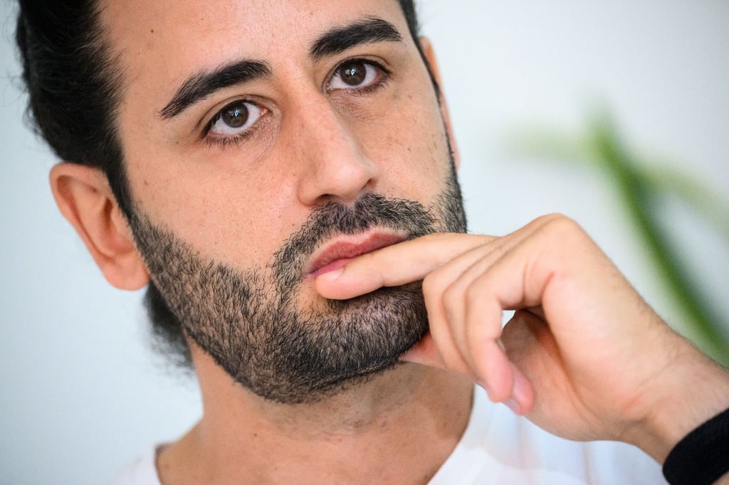 Orkan Özdemir (SPD), Mitglied im Berliner Abgeordnetenhaus und Sprecher für Antirassismus und Integration der SPD-Fraktion, überlegt.