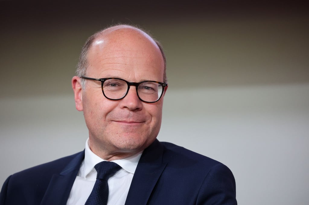 Oliver Schenk (CDU), Staatskanzleichef von Sachsen, sitzt auf einer Bühne.