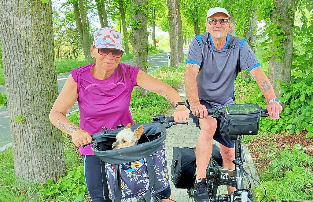 Ingrid und Maico, ein Ehepaar aus Wittingen (Niedersachsen), erkunden radelnd die Havelberger Umgebung. Sie sind Gäste auf dem Campingplatz.