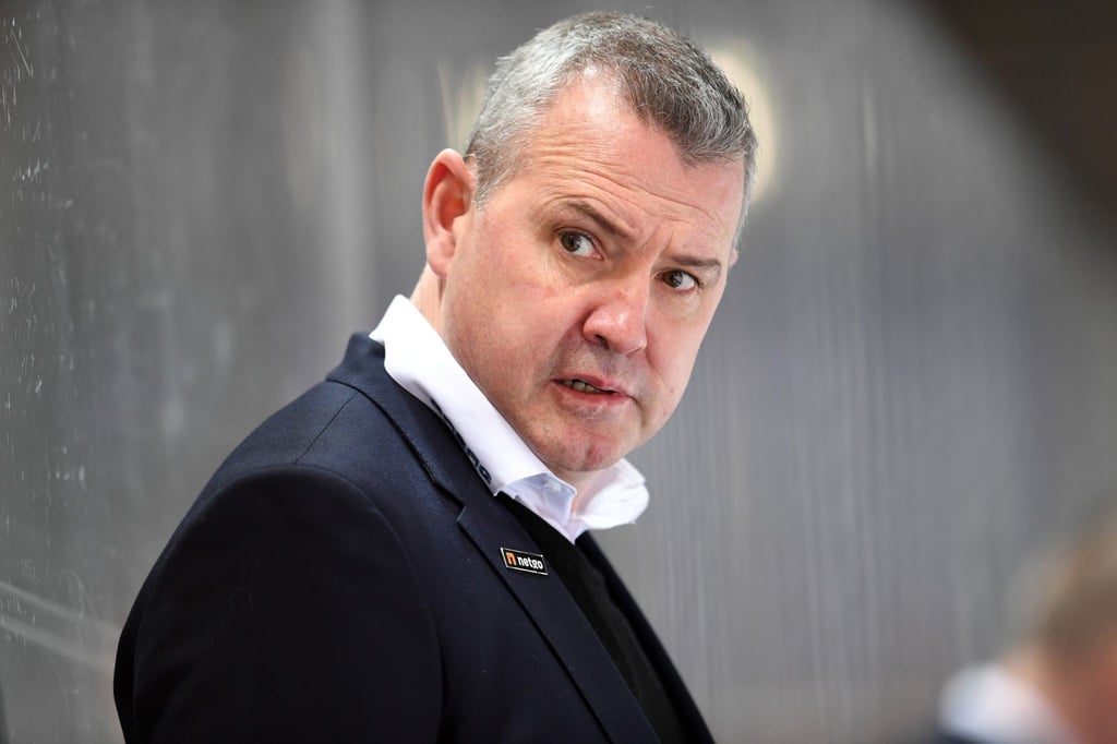 Serge Aubin, Trainer der Eisbären Berlin, beobachtet ein Spiel seiner Mannschaft.