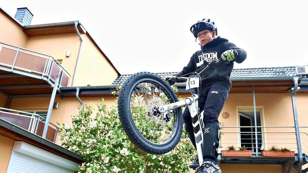 Mika Steinhausen hat sein Trainingsgelände vor der eigenen Haustür und übt jeden Tag auf dem heimischen Hof. Sein Vater Matthias hat den Parcours errichtet.