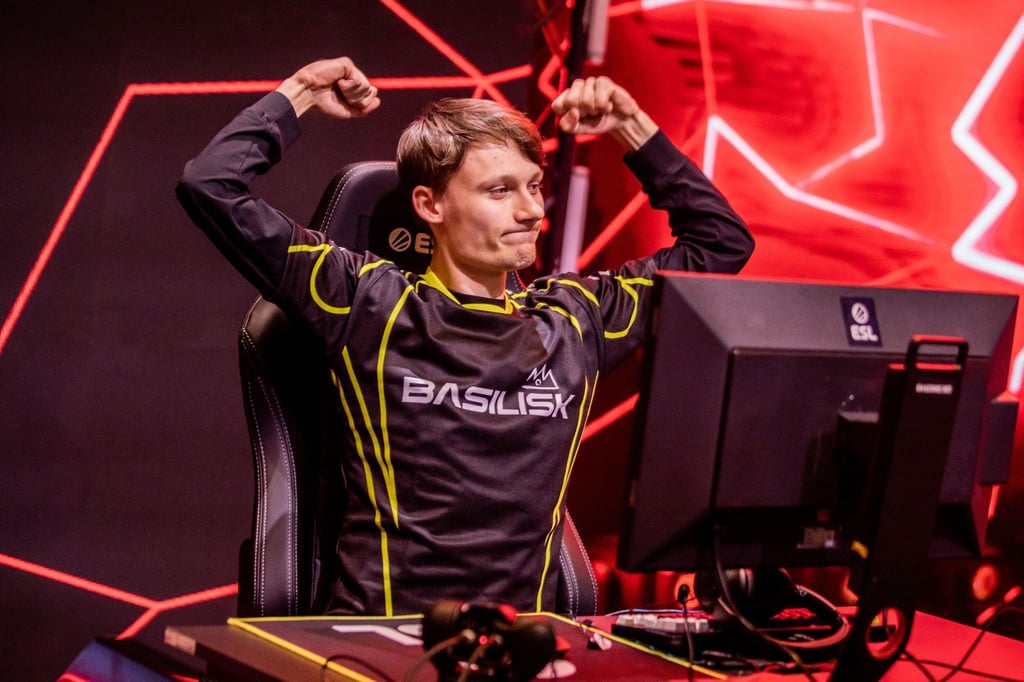 Der finnische Starcraft-2-Profi Serral jubelt bei der IEM Katowice 2023.