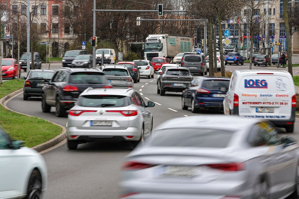 HUK-Umfrage: Gerade von den 16- bis 24-Jährigen wird das Auto als Verkehrsmittel meist bevorzugt.