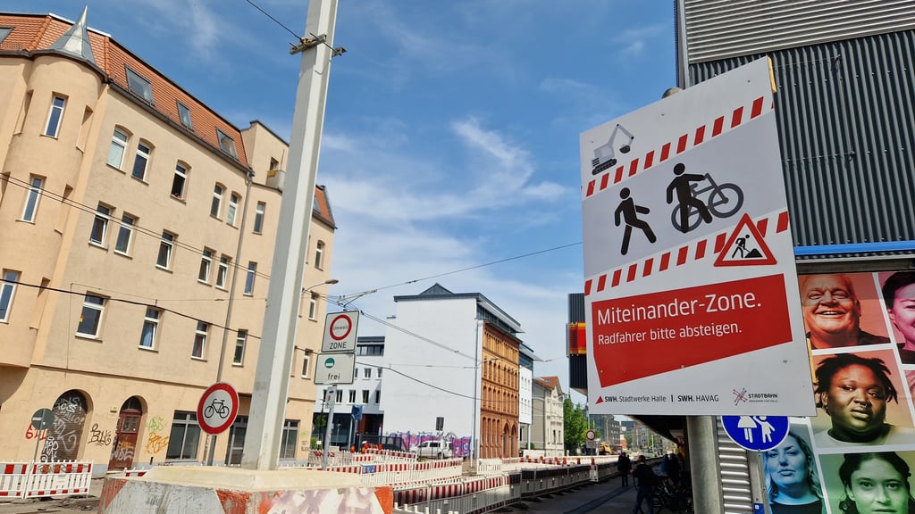 In der Baustelle in der Mansfelder Straße müssen Radfahrer absteigen. Darauf wird mit Schildern hingewiesen.