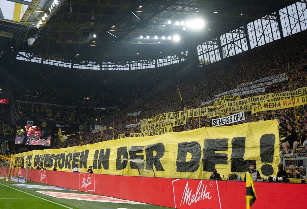 Dortmunds Fans protestieren mit einem Banner gegen Investoren in der DFL.