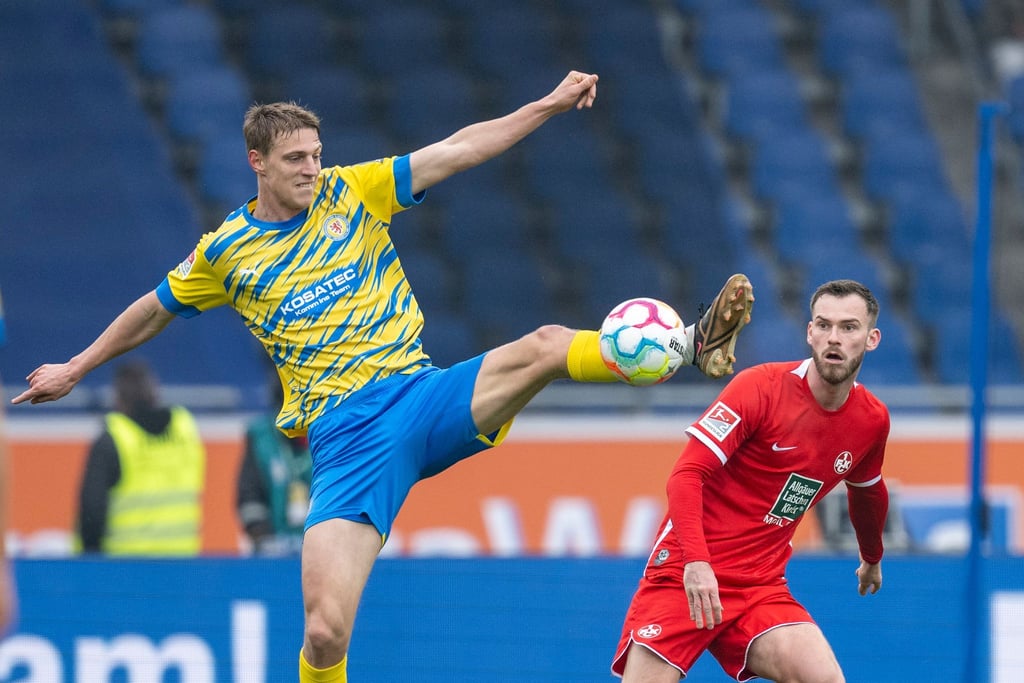 Braunschweigs Lion Lauberbach (l) und Kaiserslauterns Nicolai Rapp kämpfen um den Ball.