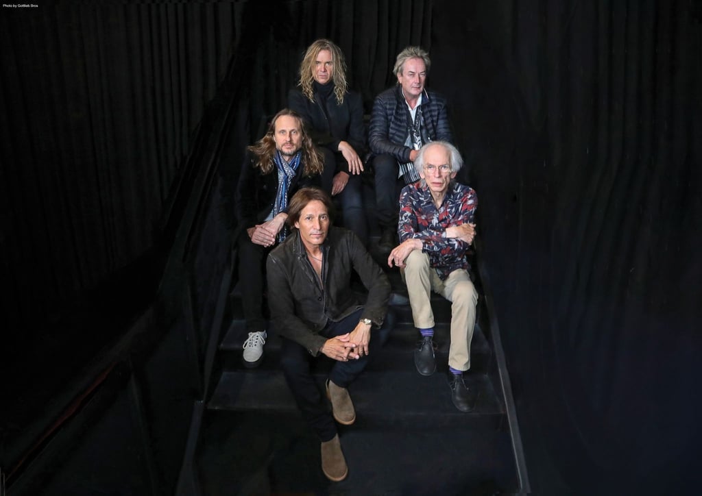 Das neue Album „Mirror To The Sky“ der Band Yes beginnt mit dem psychedelisch angehauchten Uptempo-Song „Cut From The Stars“.