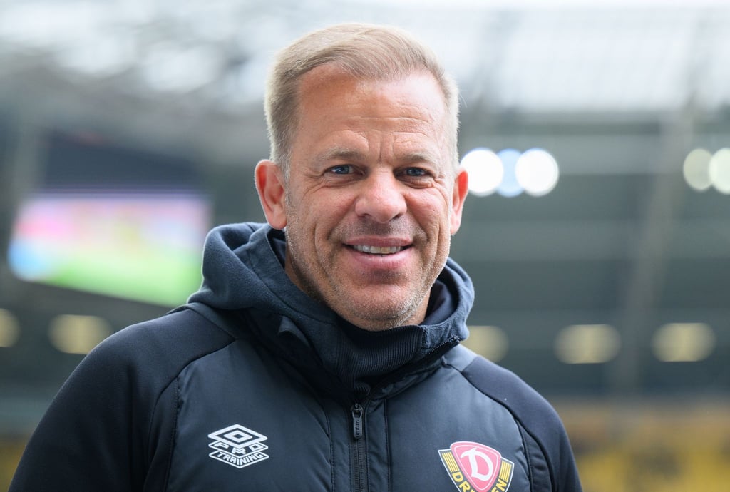 Dynamo Trainer Markus Anfang steht im Stadion.