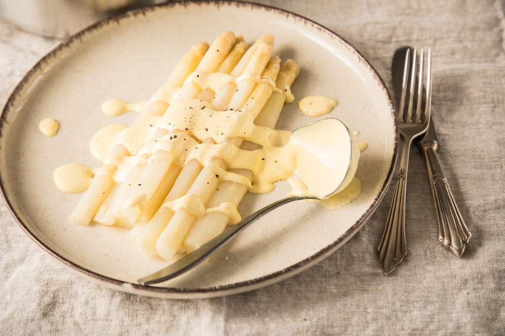 Sauce Hollandaise und Spargel sind eine Traumkombination. Bei Fertigsoßen warnen Verbraucherschützer allerdings vor vielen künstlichen Inhaltsstoffen.