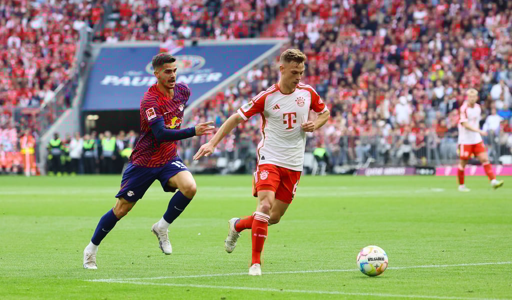 Joshua Kimmich (r.) wird von Leipzigs Andre Silva gejagt.