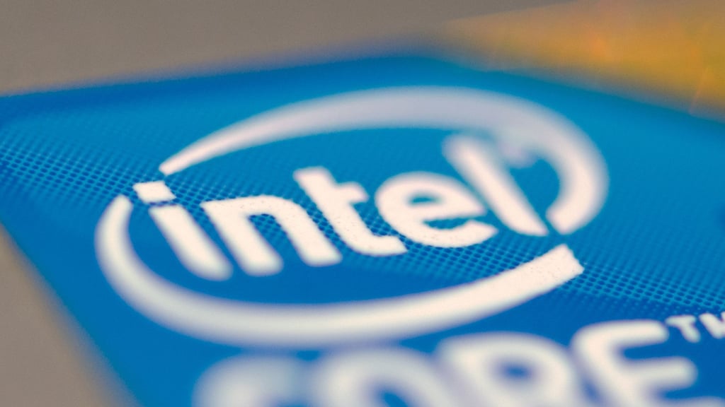Das Logo des Chipherstellers Intel ist auf einem Computer angebracht.