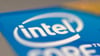 Das Logo des Chipherstellers Intel ist auf einem Computer angebracht.