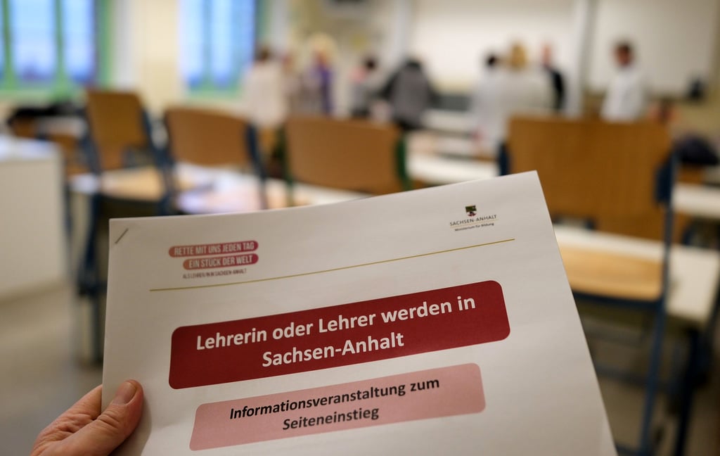 Mit einer Werbekampagne sucht Sachsen-Anhalt nach Lehrern. Vor allem in vielen Sekundarschulen herrscht große Personalnot. Eine Studienreform könnte nach Überzeugung der Grünen Abhilfe schaffen.