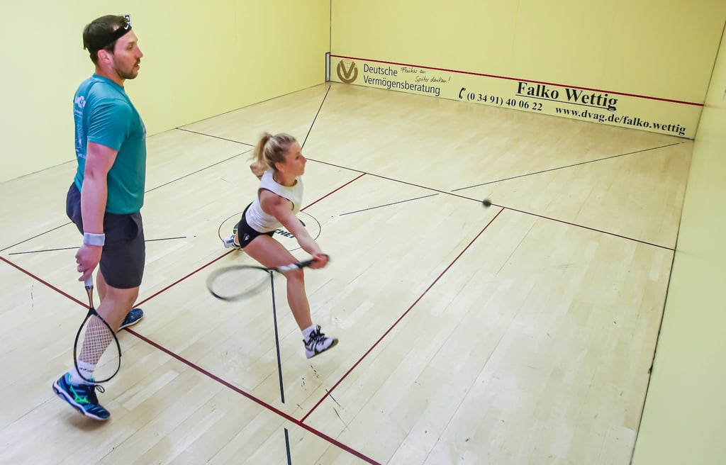 Zwei Deutsche Meister in Pratau unter sich: Elisabeth Faust aus Radebeul spielt gegen den Lokalmatadoren Oliver Mende.