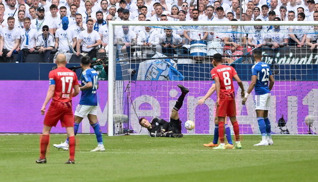 Alexander Schwolow patzte gegen Eintracht Frankfurt.
