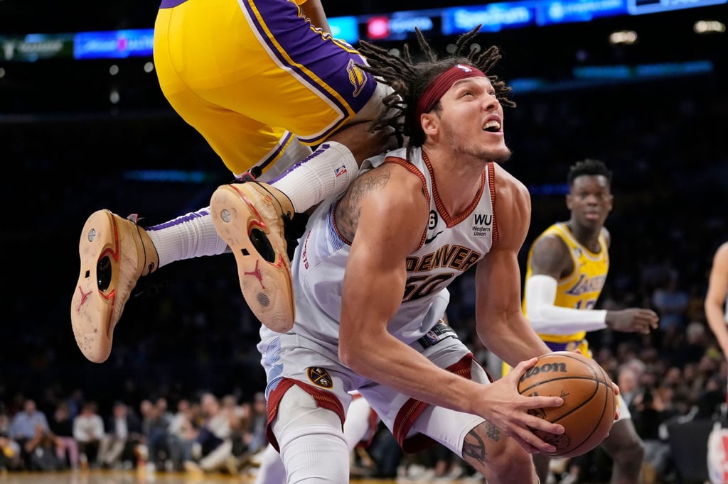 Aaron Gordon von den Denver Nuggest (unten) wird von Lakers-Spieler Rui Hachimura gefoult.