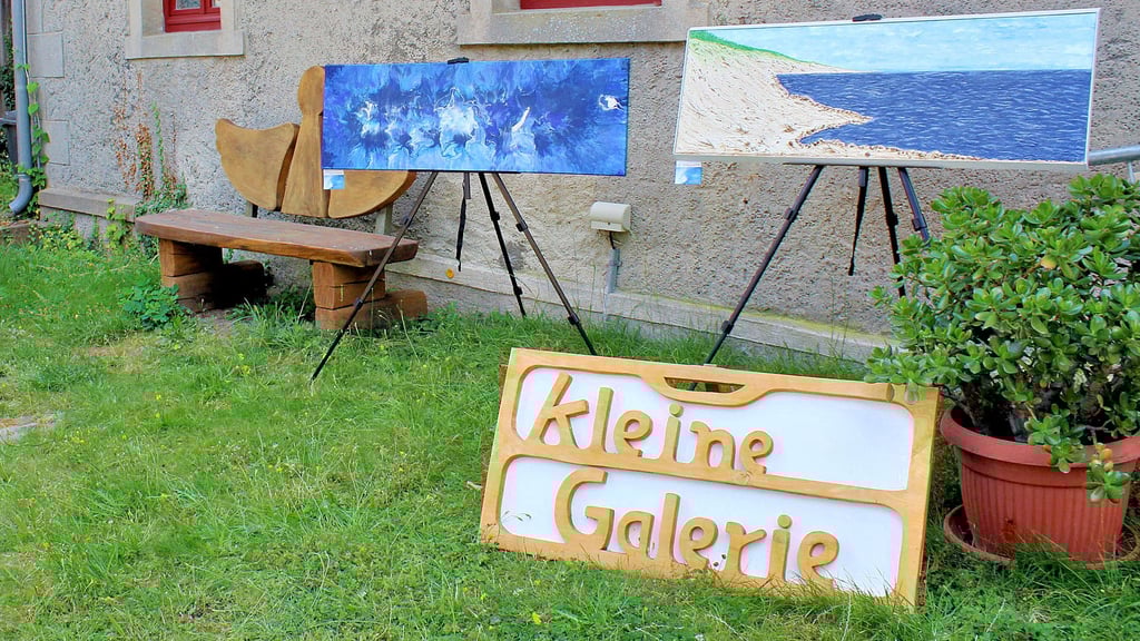 Im Lauf ihres 25-jährigen Bestehens gab es für die Kleine Galerie viele Ausstellungen und neue Errungenschaften. Auch dieses originelle Schild gehört dazu. Es weist Besuchern bis heute den Weg.