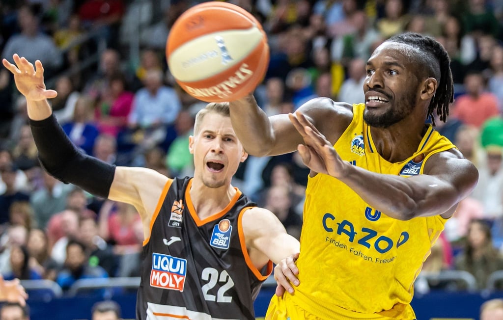 Albas Jaleen Smith (r) kämpft gegen Thomas Klepeisz von Ratiopharm Ulm um den Ball.