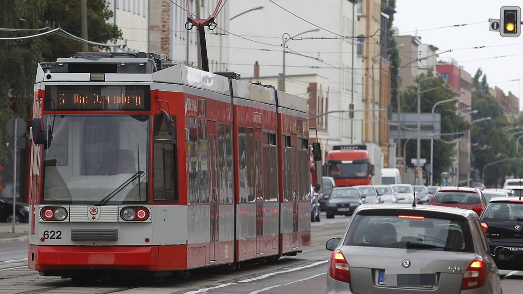 In Halle wurde ein Mann am Mittwoch von einer Straßenbahn angefahren.