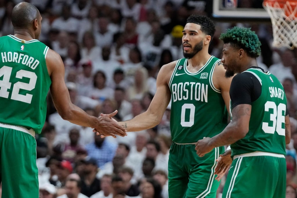 Die Spieler der Boston Celtics feiern den Sieg gegen die Miami Heat.