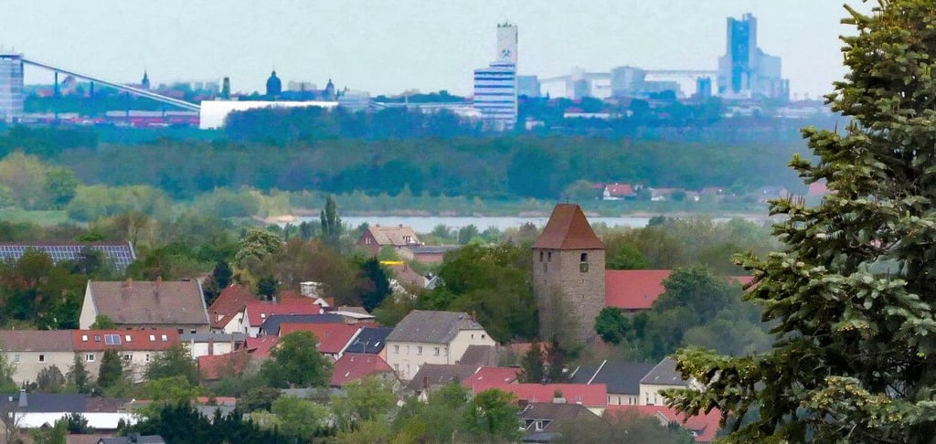 Blick vom Wasserturm auf Beesenlaublingen und Bernburg.