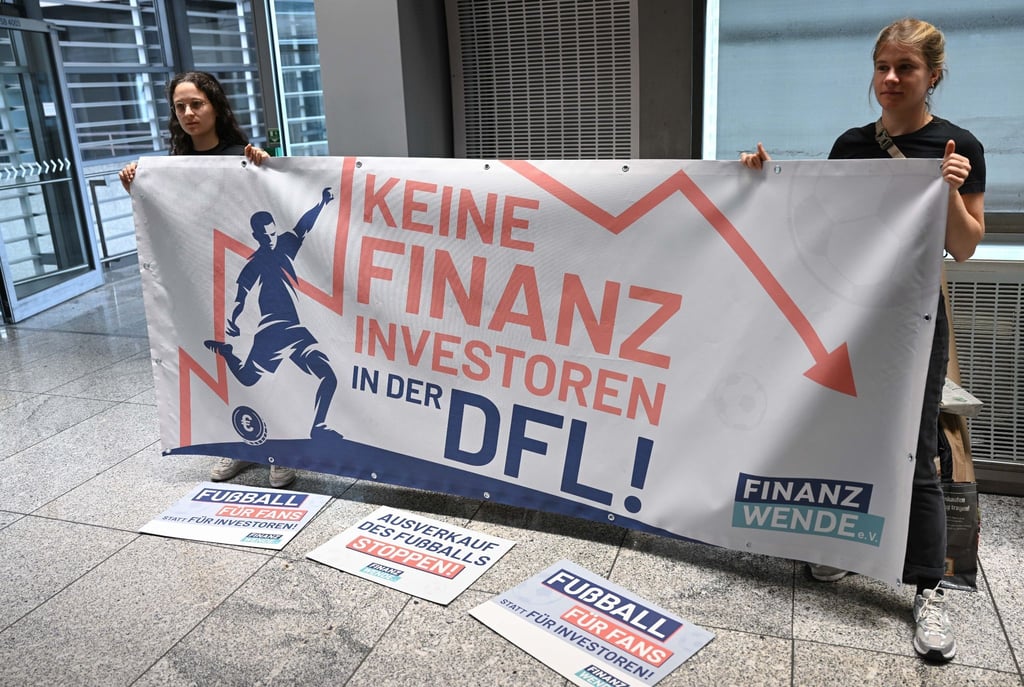 Der Verein Finanzwende protestiert gegen den Einstieg eines Investors im Profifußballt.