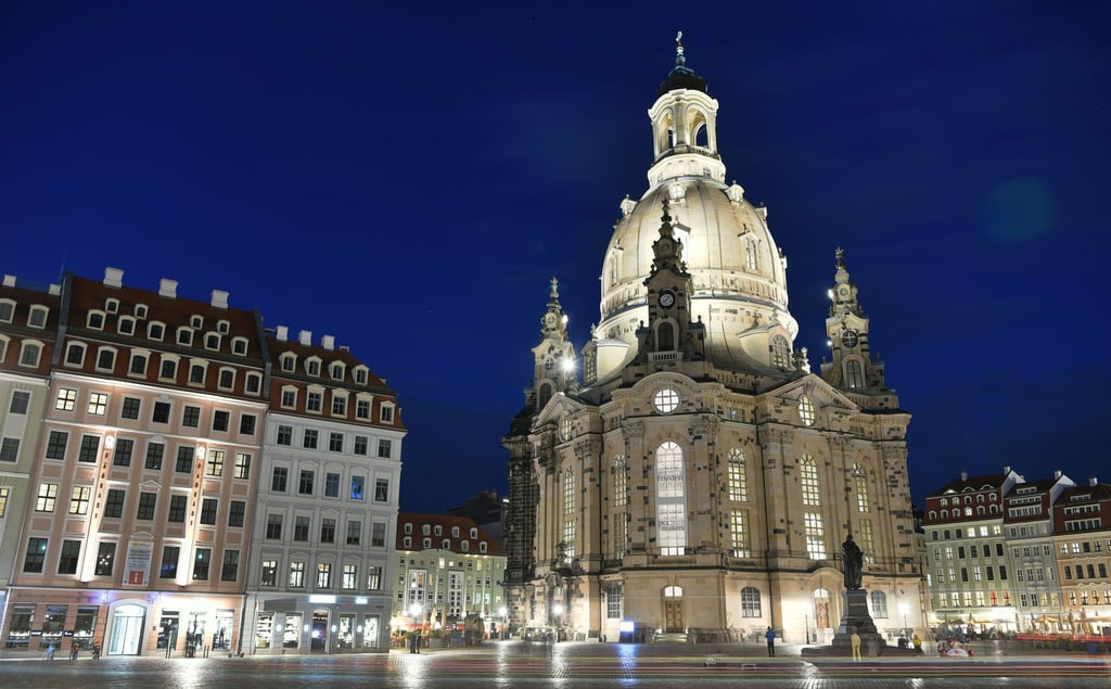 Die Frauenkirche auf dem Neumarkt ist am Abend beleuchtet.