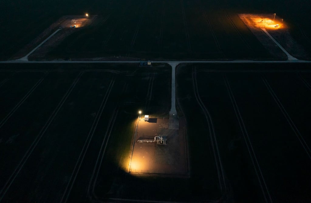 Lampen beleuchten bei Nacht die obertägigen Anlagen eines Untergrund-Gasspeichers der VNG AG.