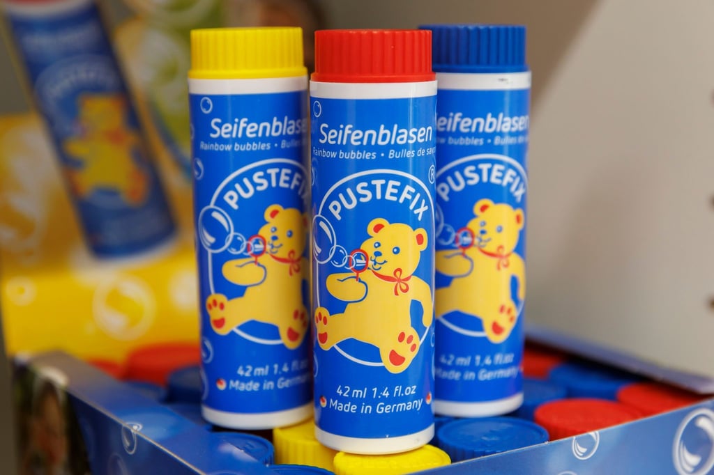 Die Rezeptur für die Seifenblasen von Pustefix sei streng geheim, sagt der Chef. Wasser sei natürlich drin und Seife. „Und ein Verdickungsmittel, um die Seifenblasen entstehen zu lassen.“