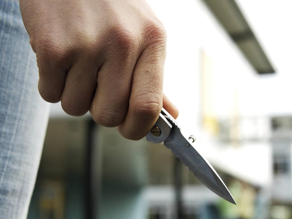 Die Täter bedrohen ihre Opfer oft mit Messern, um Mobiltelefone oder Bargeld zu erpressen.