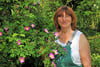 Die ersten Rosen blühen im Europa-Rosarium Sangerhausen. Darüber freut sich die Rosengärtnerin Kathrin Francke. 