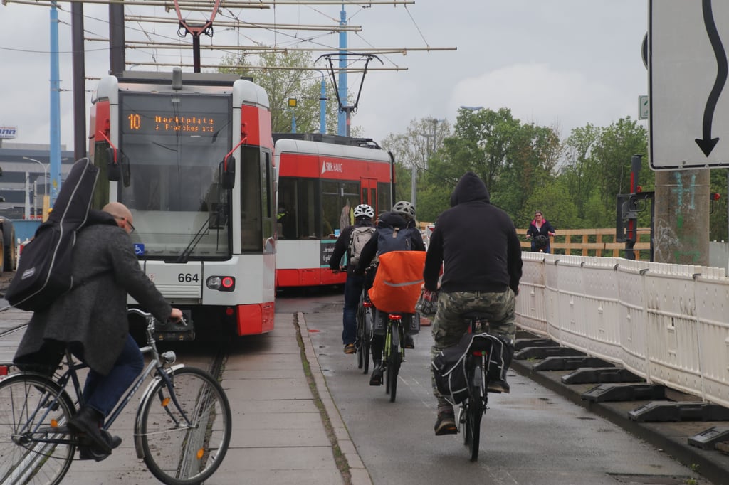 In der Baustelle ist es eng: Aus Sicherheitsgründen gilt im Bereich Elisabethbrücke in Halle derzeit Höchsttempo 10.