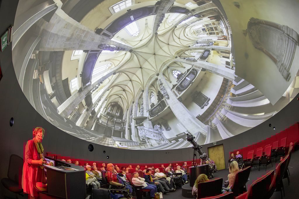 Virtuelle Stadtführung im Planetarium: Anke Triller (links), Koordinatorin des Projekts „Frauen-Orte“, berichtete ihrem Publikum auch über den halleschen Dom, der für das Fräuleinstift Stiftskirche gewesen ist.