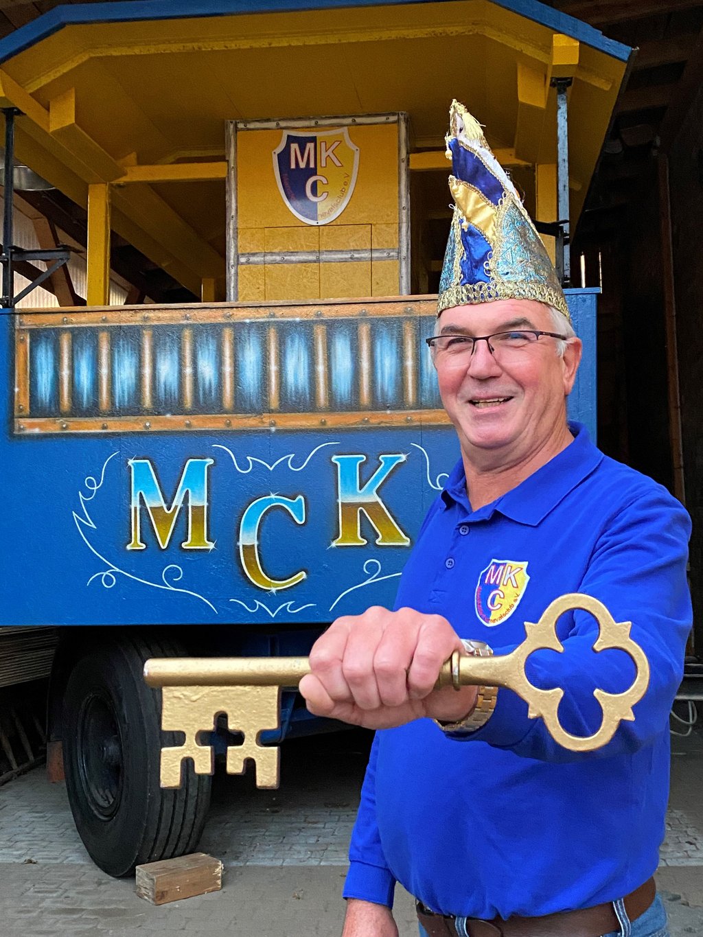 Symbolfoto - Jörg Litke, Kopf des Mansfelder Faschingsclubs, mit dem Schlüssel der Stadt.