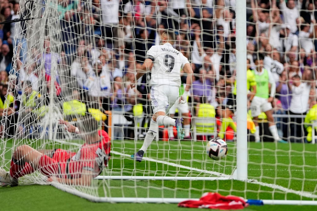 Karim Benzema von Real Madrid trifft zum 1:0.