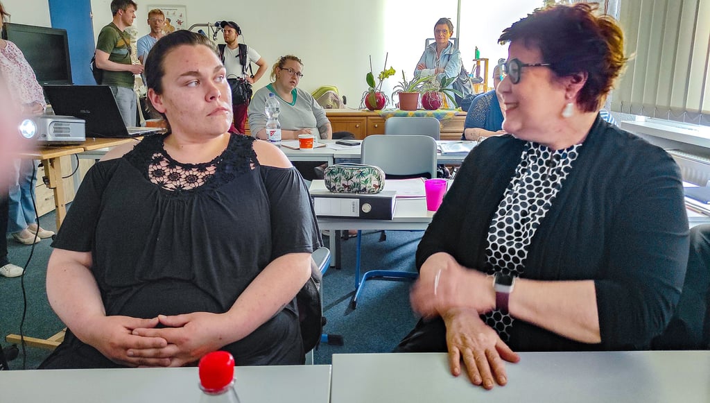 Ministerin Petra Grimm-Benne (rechts im Foto) im Gespräch mit Anne Schärfchen, die eine Ausbildung zur Pflegehilfskraft absolviert.
