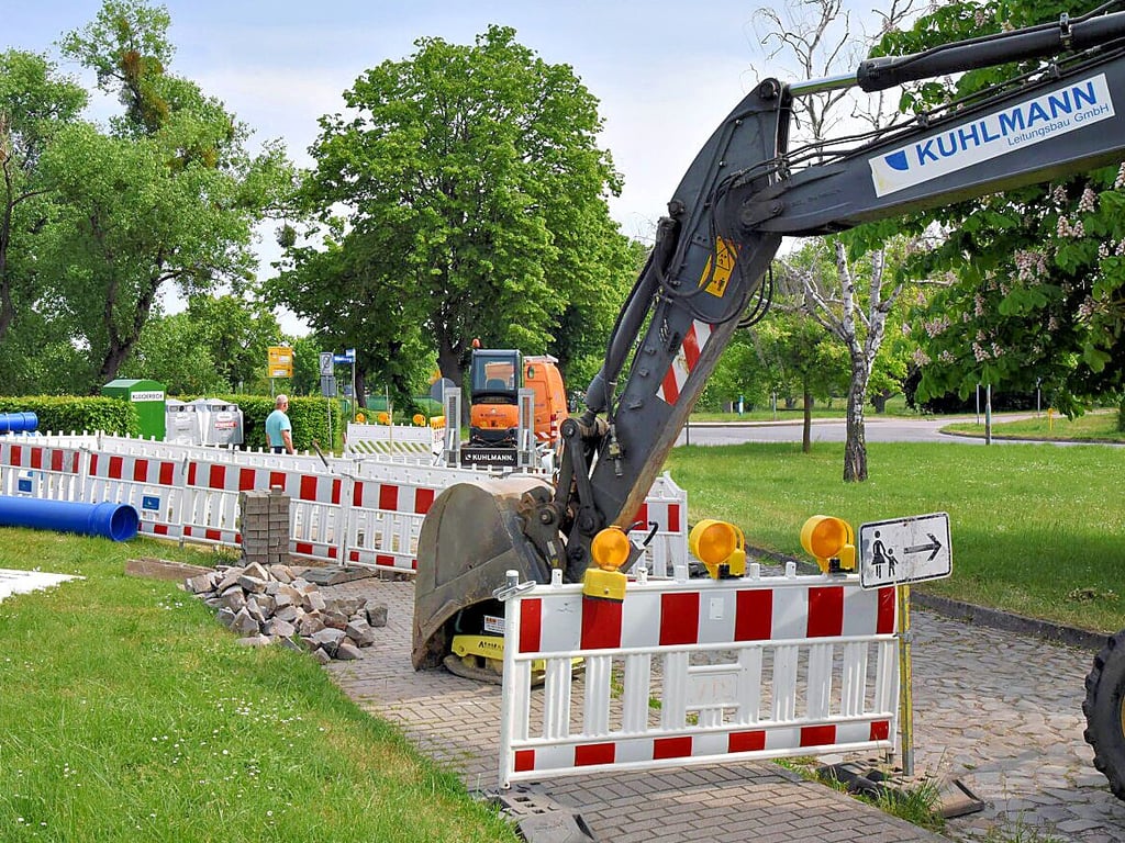 An der Barbyer Karl-Liebknecht-Straße wird eine neue Regenwasserleitung verlegt. Ungewöhnlich ist, dass die Rohre blau sind. Die Sperrgenehmigung reicht laut Baufirma bis 30. Juni.