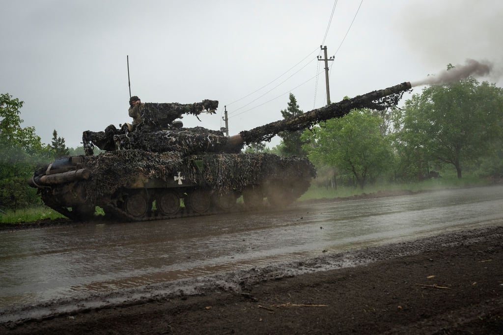 Ukrainische Soldaten feuern in der Nähe von Bachmut auf russische Stellungen.