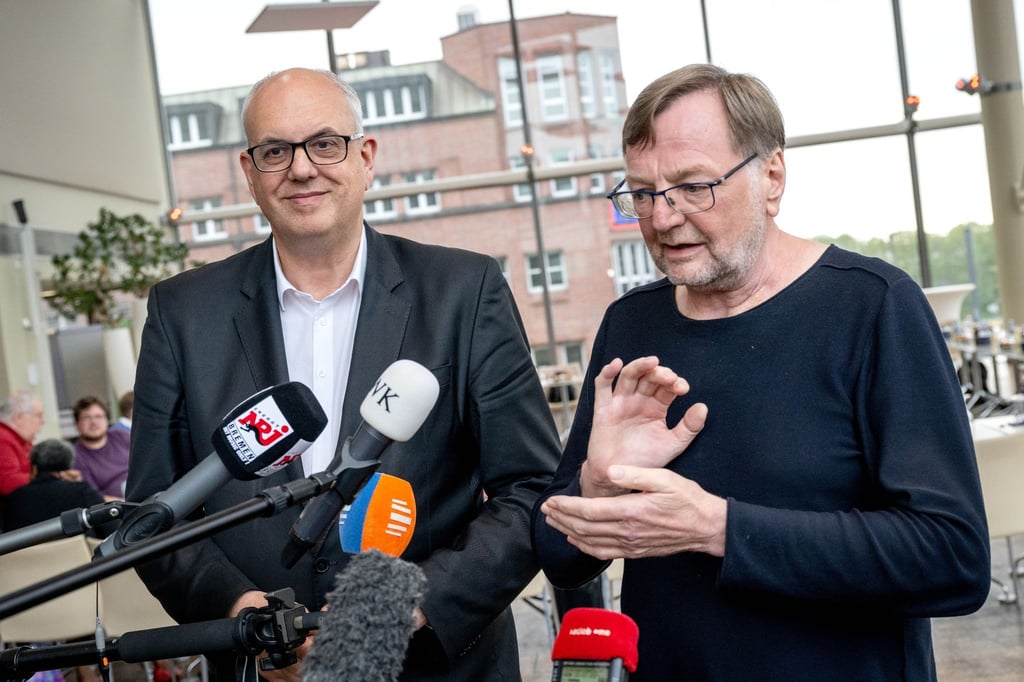 Bremens Bürgermeister Andreas Bovenschulte und Reinhold Wetjen, Landesvorsitzender der SPD Bremen.