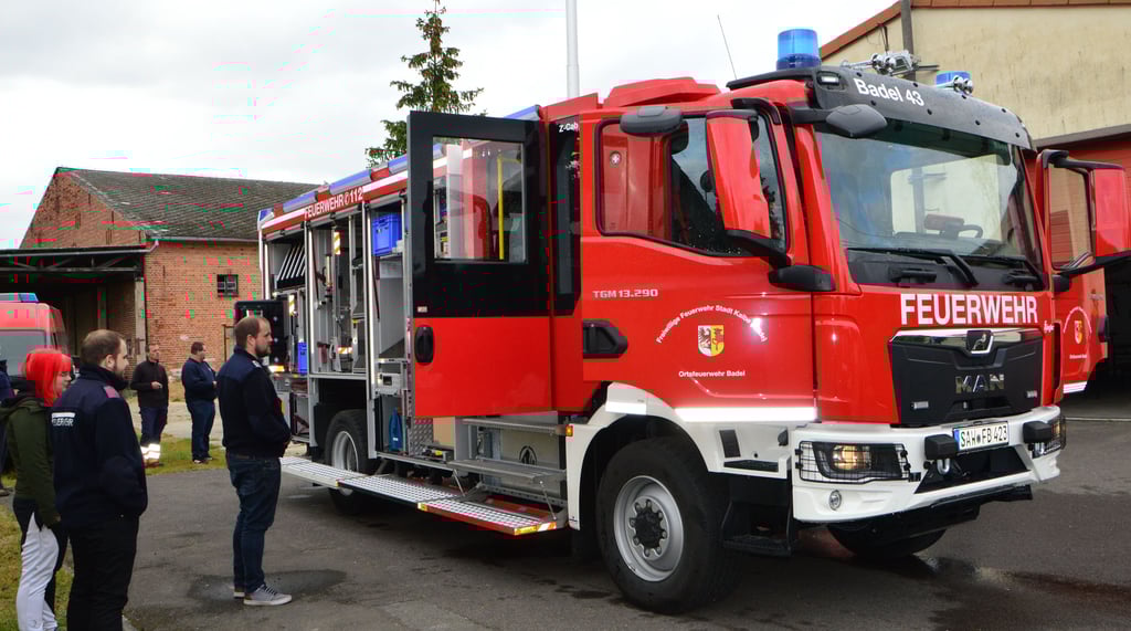 Da steht es nun am Gerätehaus in Badel: das nagelneue Hilfeleistungslöschfahrzeug. Für viele Einwohner und Kameraden is die Ankunft des neuen Autos ein besonderes Ereignis.