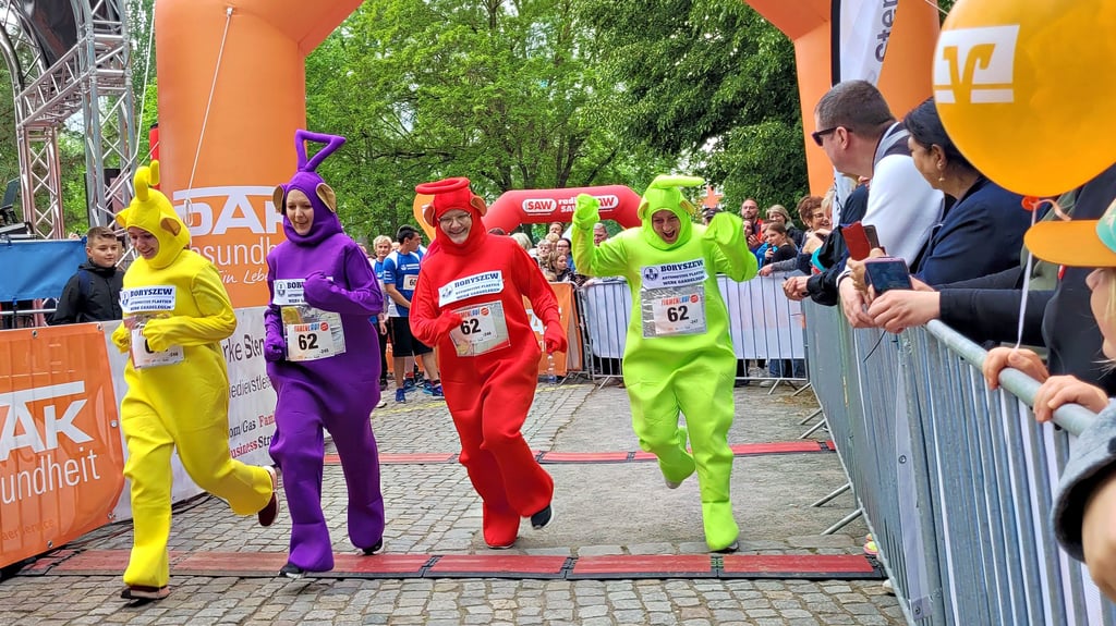 8. Firmenlauf Altmark am 24. Mai 2023 in Stendal: hier geht ein Team des Automobil-Zulieferers Boryszew aus Gardelegen auf den 2-Kilometer-Rundkurs um den Stadtsee.