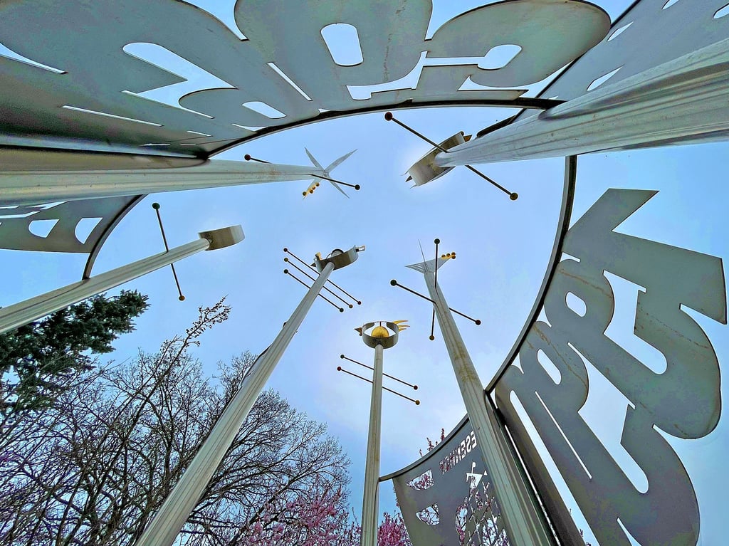 Auch das Möckeraner KIM-Denkmal ist ein Gemeinschaftswerk des Künstlers Rolf-Ulrich Otto und des Metallbauers Richard Degener. Auch hier sind Elemente vergoldet worden.